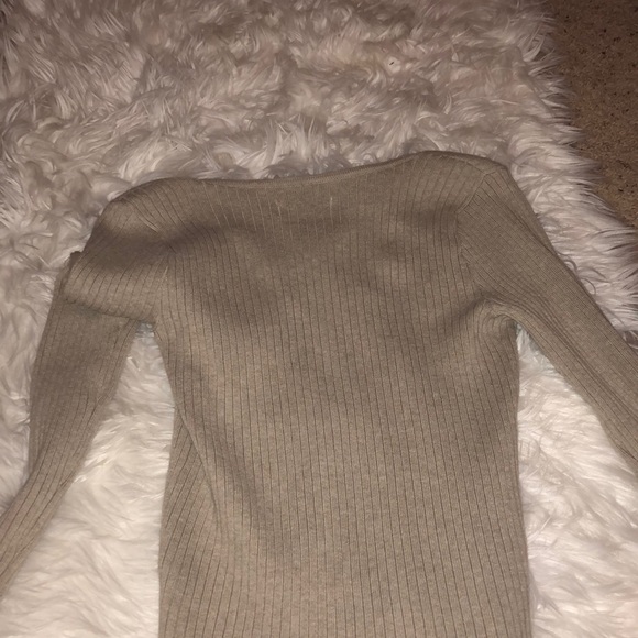 Hollister sweater WORN ONCE - Picture 2 of 2